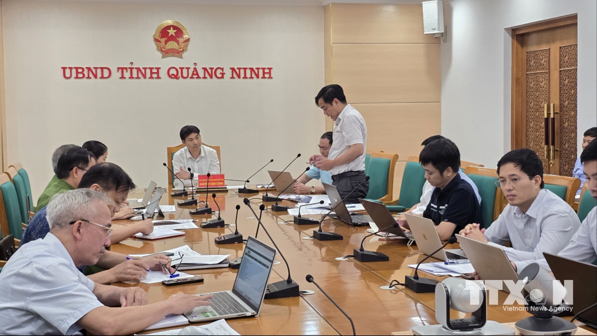 Phó Chủ tịch UBND tỉnh Nguyễn Văn Công đã chủ trì hàng loạt cuộc họp giao giao ban trực tuyến kết nối tới 54 xã, phường, đặc khu để đôn đốc, tháo gỡ khó khăn kịp thời cho cơ sở.. (Ảnh: Thanh Vân/TTXVN)